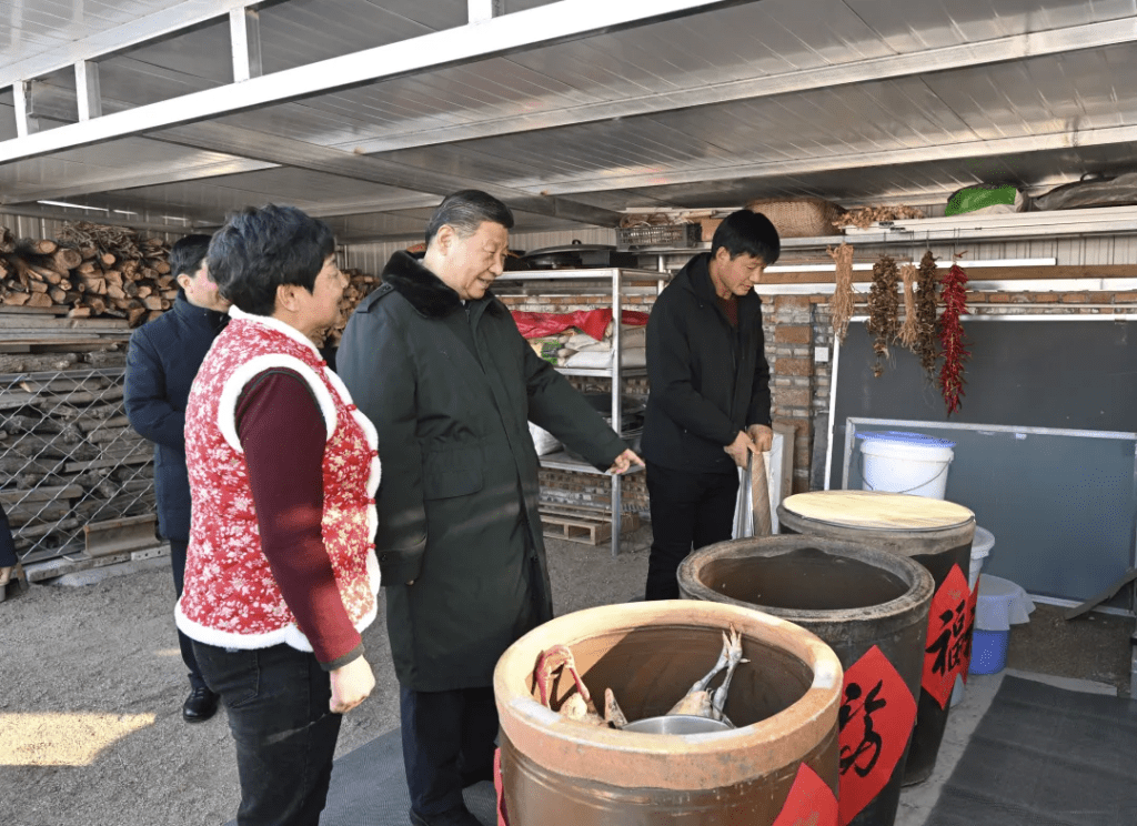 習近平赴遼寧葫蘆島市慰問民眾，考察水災重建情況。（新華社）