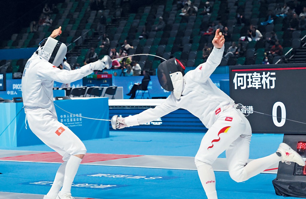 港男子重劍隊(左)昨在男團得第6名。 