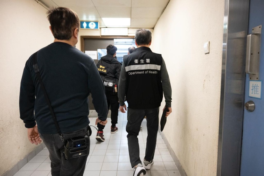 衞生署控煙酒辦人員巡查是否有人於法定禁煙區違例吸煙。 衞生署控煙酒辦人員巡查是否有人於法定禁煙區違例吸煙。