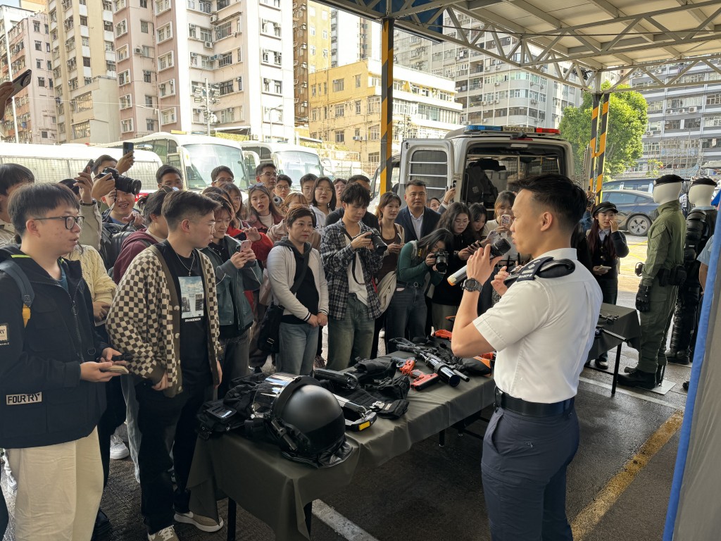 貴州大學及湖北宜昌三峽大壩區域逾百位青少年參觀西九龍衝鋒隊的警察裝備，深入體驗香港警察的工作。