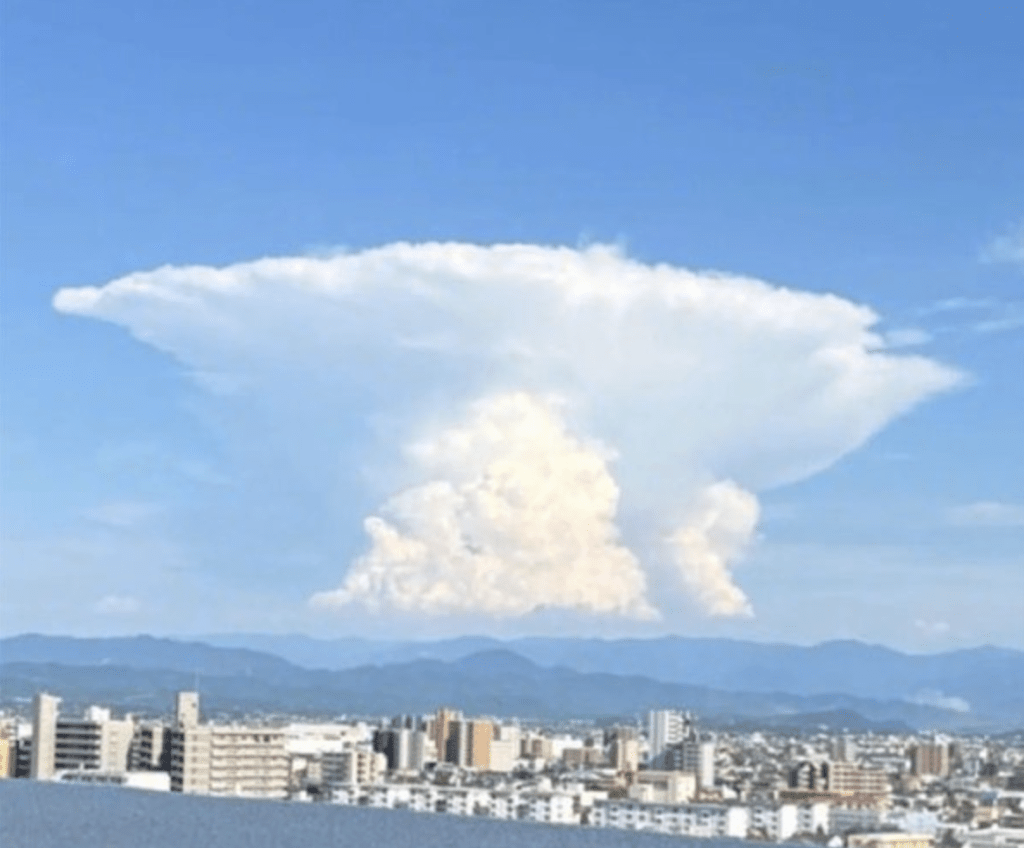 「巨型蘑菇雲」屹立於天際的畫面被大批當地居民拍下並上載至網絡，引發極大關注及部分恐慌情緒。網圖