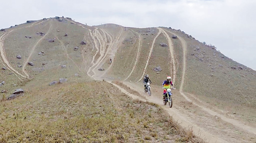 ■假日雞公嶺常見越野電單車飛馳。