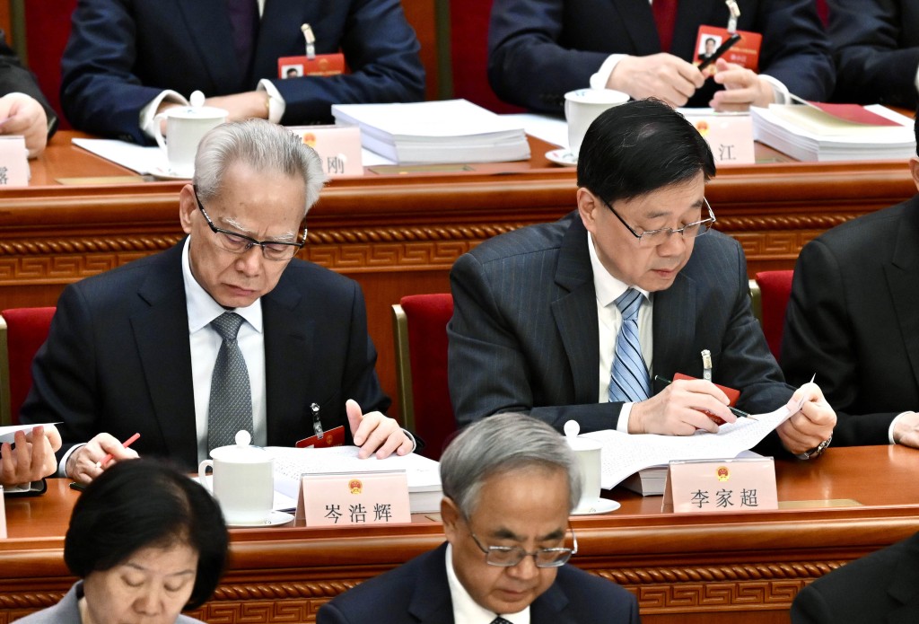 左起：澳門行政長官岑浩輝、香港行政長官李家超。