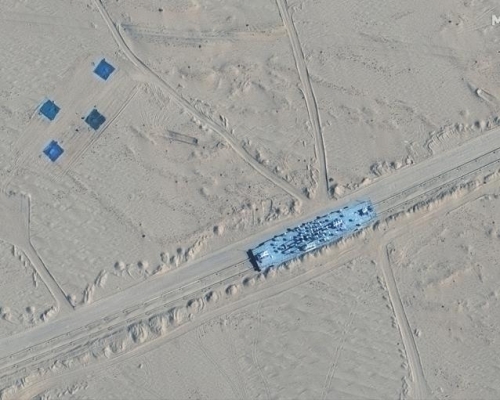 衛星照顯示解放軍在新疆沙漠設美軍航母形狀標靶。AP圖片