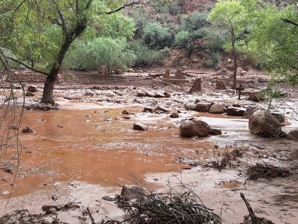 大峽谷周六受到一連串暴雨影響，過去24小時錄得約約25毫米雨量。FB Grand Canyon National Park﻿ 圖片