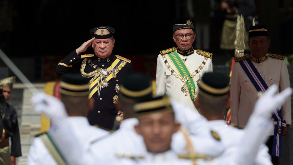 馬來西亞新任最高元首易卜拉欣與現任首相安華。 路透社