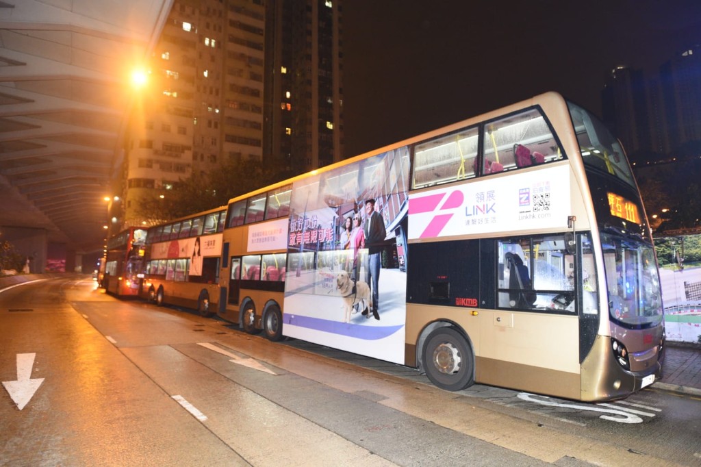 3輛九巴分別車頭及車尾損毀,車頭玻璃碎裂。