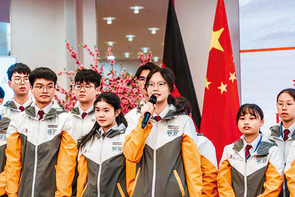學生大使代表於中國駐德國大使館獻唱全新院歌《源遠的歌》。