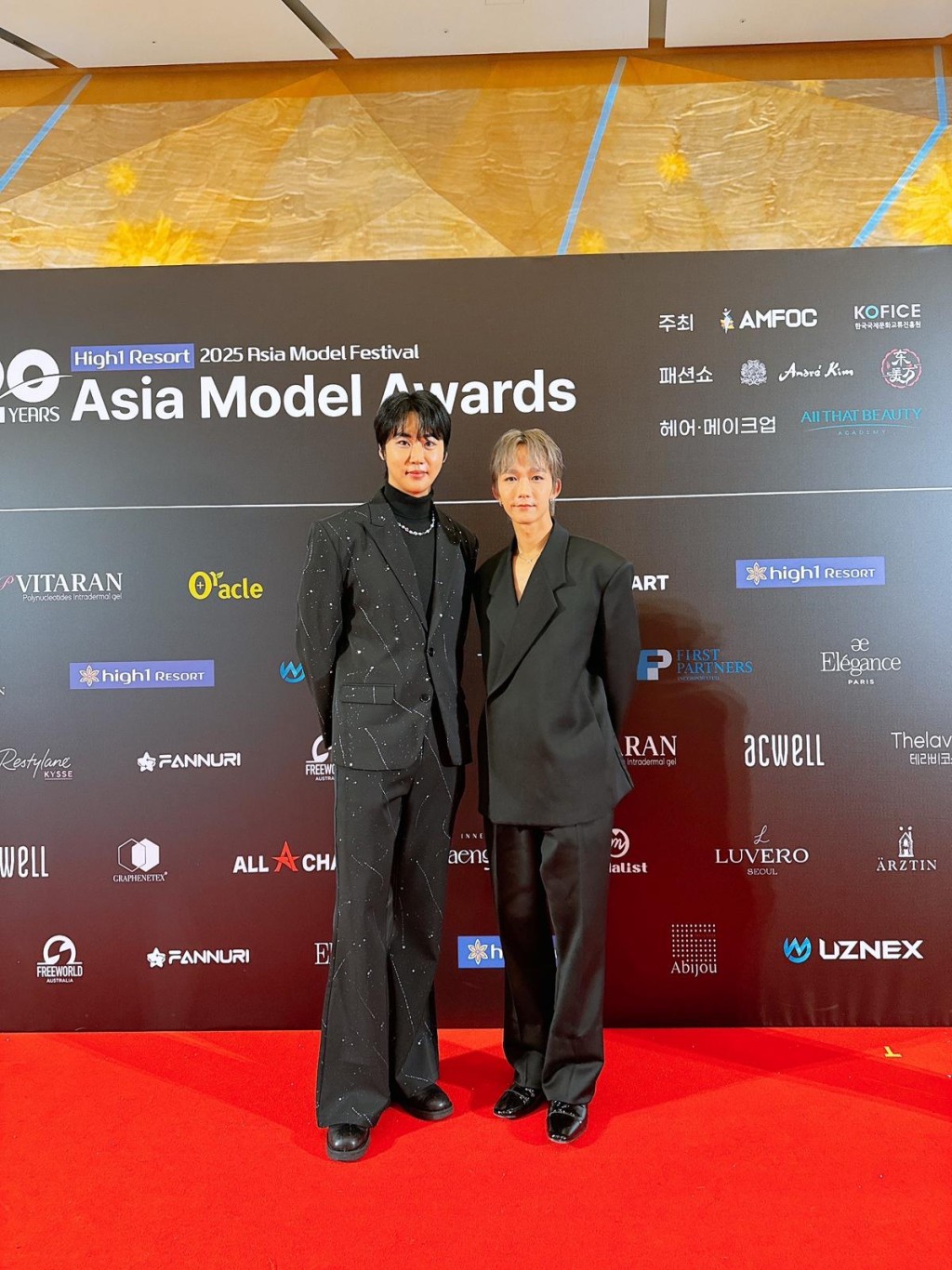 Alton感激YS Group社長Yong Heo給他機會,來到韓國接受這個大獎。 Alton感激YS Group社長Yong Heo給他機會,來到韓國接受這個大獎。