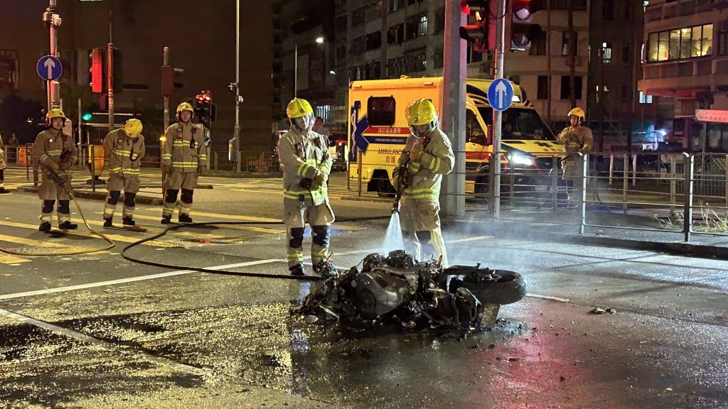 消防員開喉灌救，迅速將火救熄。