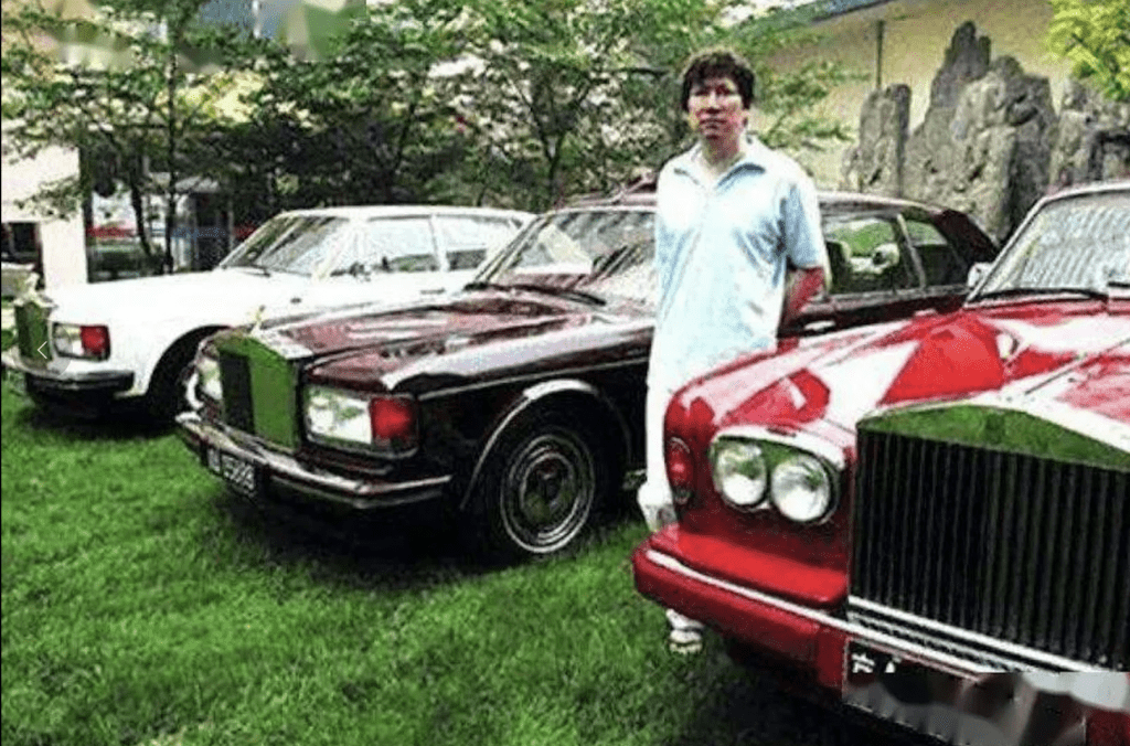 李春平曾一口氣訂購三輛勞斯萊斯轎車，成為中國最早擁有勞斯萊斯的富豪之一。微博