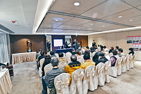 在疫情浓罩下，环亚昨举行拍卖会（下图），现场售出两项，六成物业获出价竞投，反映「执平货」心态浓厚。