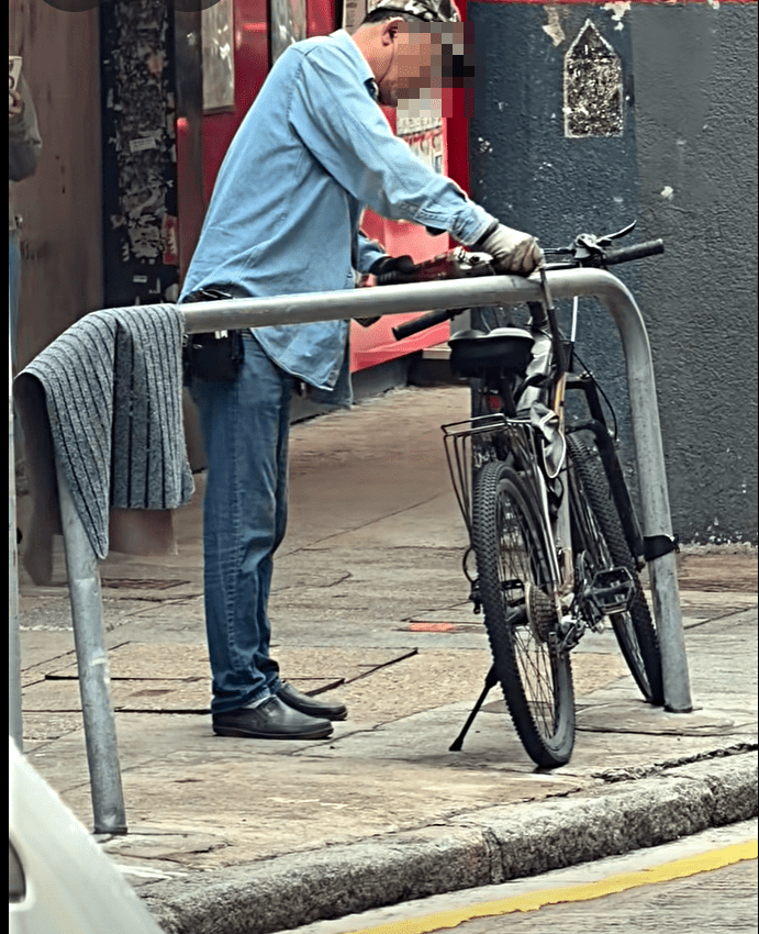 男子用手提电锯锯锁取车。fb：的士司机资讯网 Taxi