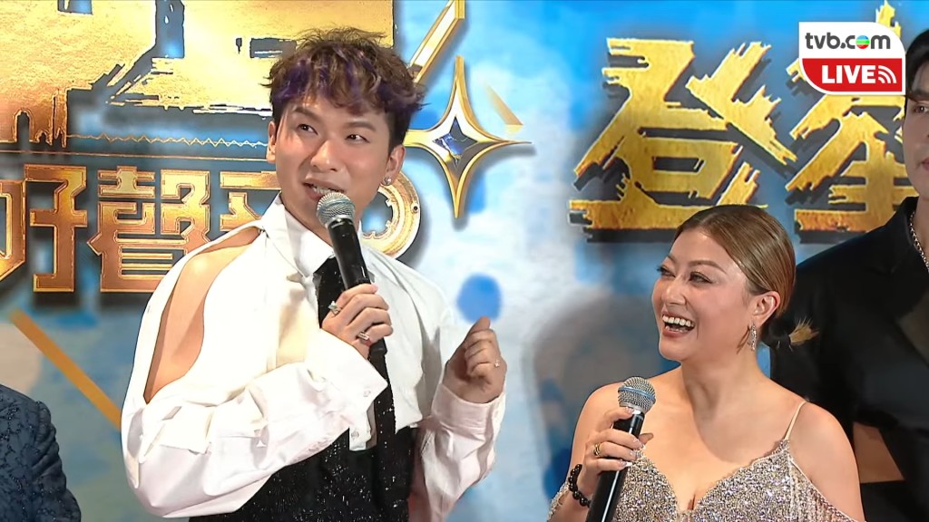 李佳穿上吊帶低胸晚裝搶風頭。 李佳穿上吊帶低胸晚裝搶風頭。