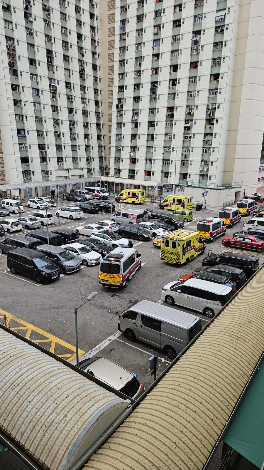 多部救護車到場。&FB「我們唯一的大興邨」圖片