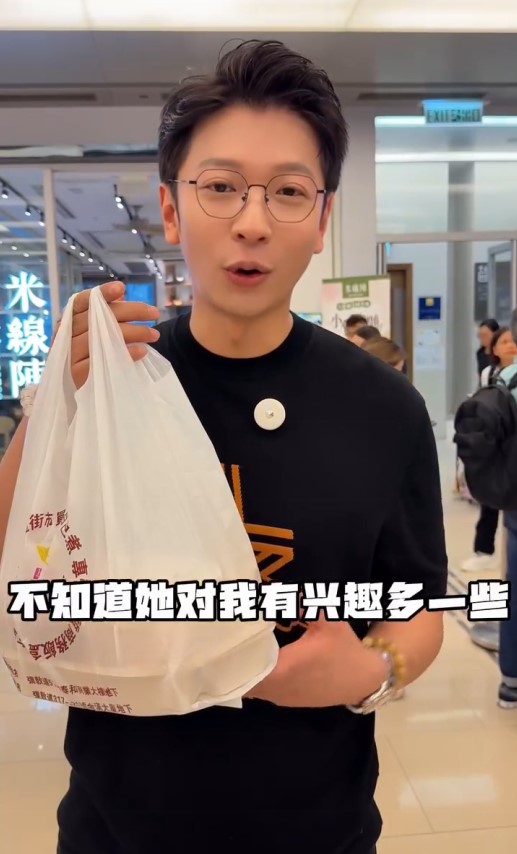 高鈞賢買三餸飯給老婆。 高鈞賢買三餸飯給老婆。