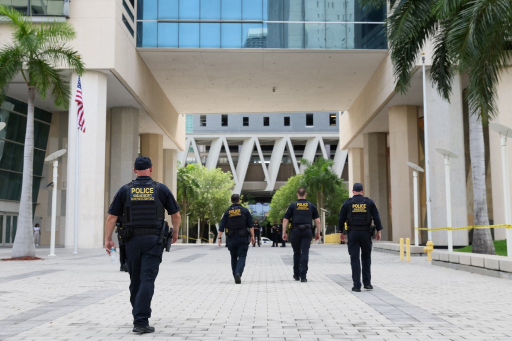 在特朗普将应讯的迈阿密联邦法院门外已加强保安。  路透社