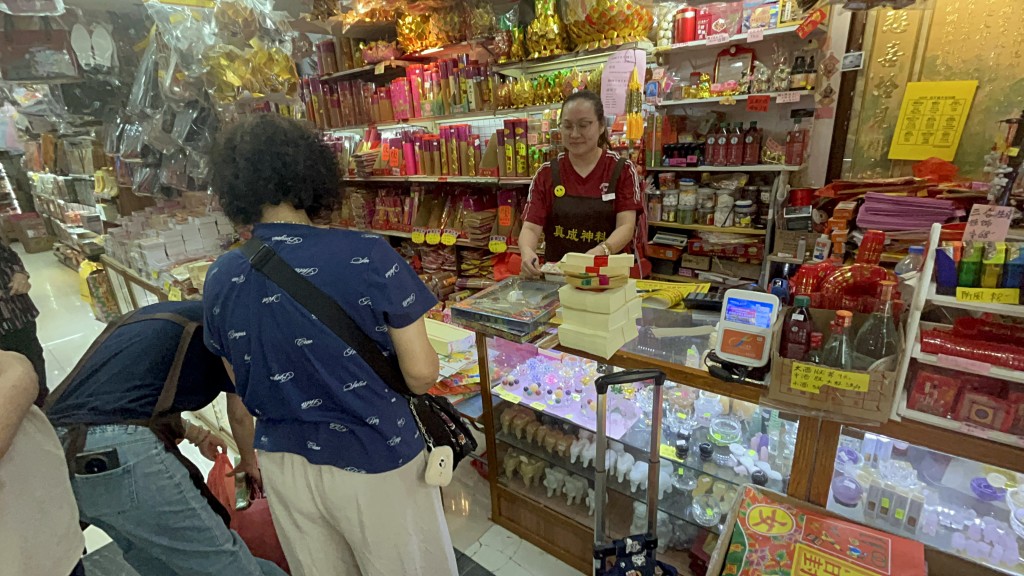 涉事紙紮舖開業十多年。楊偉亨攝 涉事紙紮舖開業十多年。楊偉亨攝