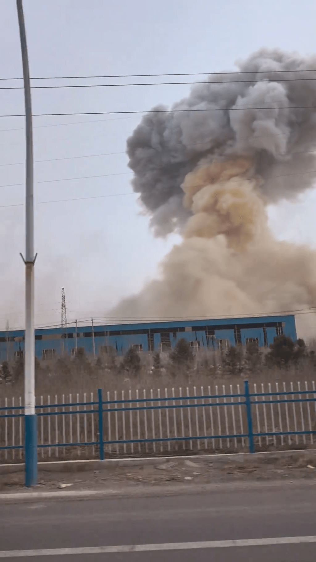 内蒙古一公司发生爆炸。 网片截图