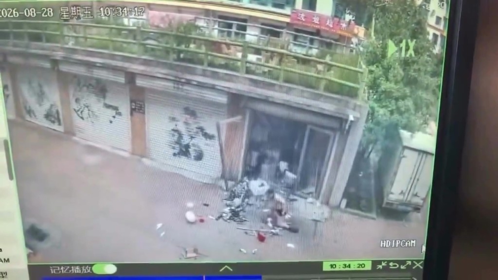 男子身上衣物除了内裤全被烧毁。