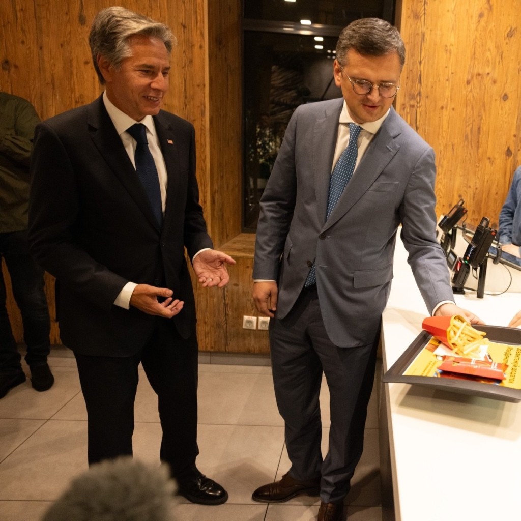 布林肯（左)「快闪」乌克兰基辅麦当劳吃薯条。twitter@SecBlinken