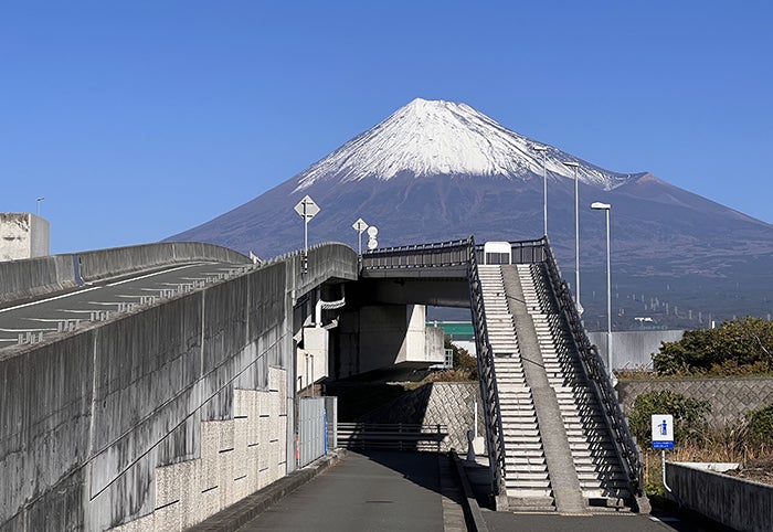 静冈县富士市梦之大桥旁行人天桥成为游客拍摄富士山美景的新打卡热点。网上图片