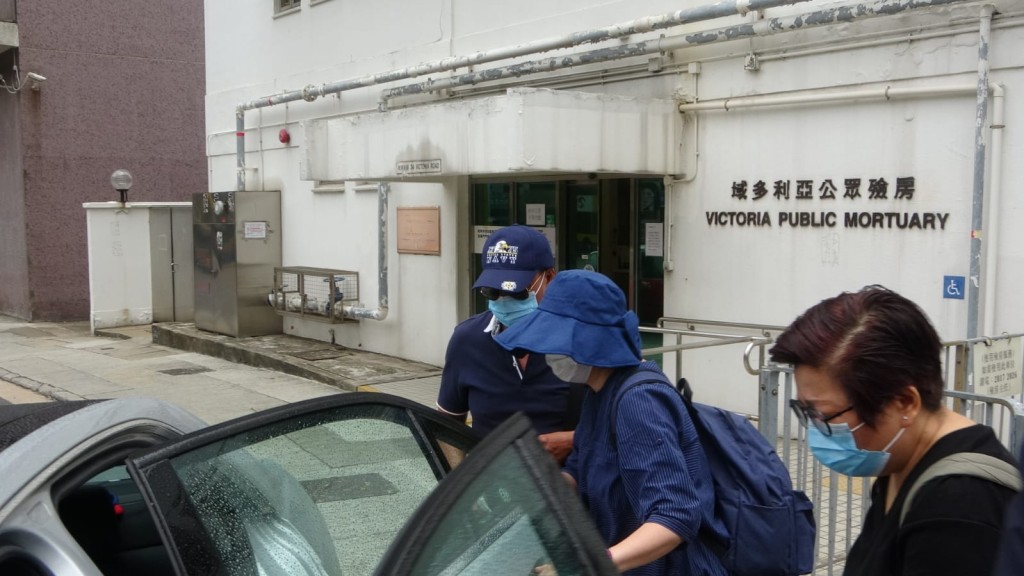死者親友到殮房認屍後離開。 梁國峰攝