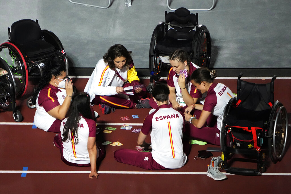 随意坐在场边的选手们。美联社图片