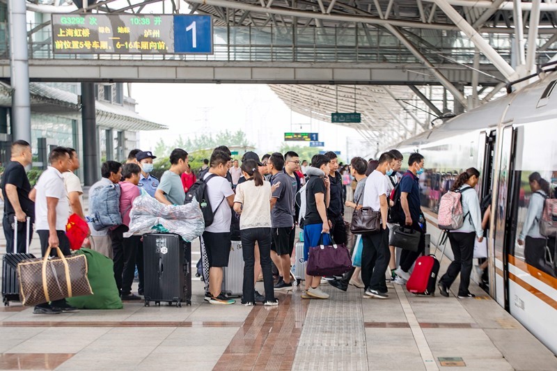 中秋國慶假帶動旅客出遊，鐵路售票量創單日新高。新華社