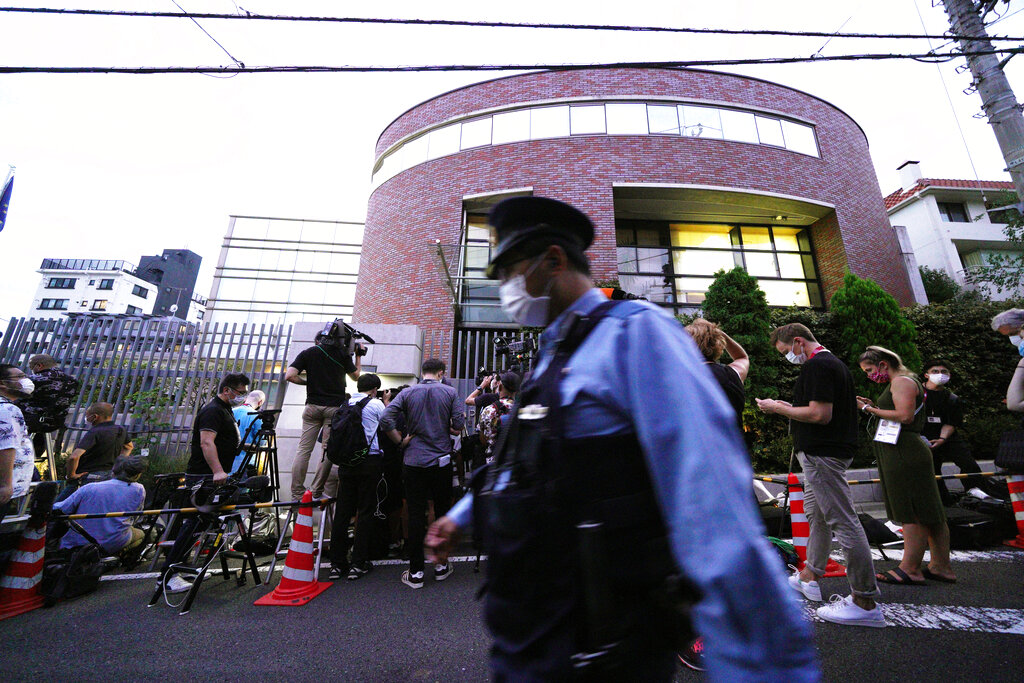 多名傳媒於東京的波蘭駐日本大使館外守候。AP圖片