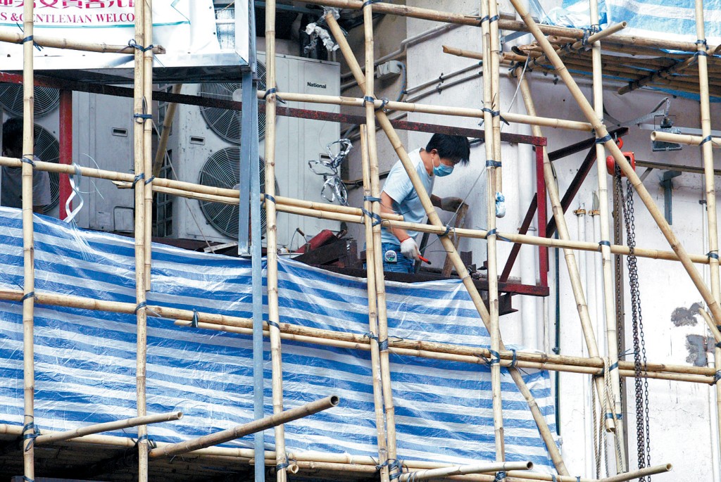 政府建議修訂《建築物條例》，針對沒遵辦強制驗樓及涉及嚴重僭建物的業主提高多項罰則。