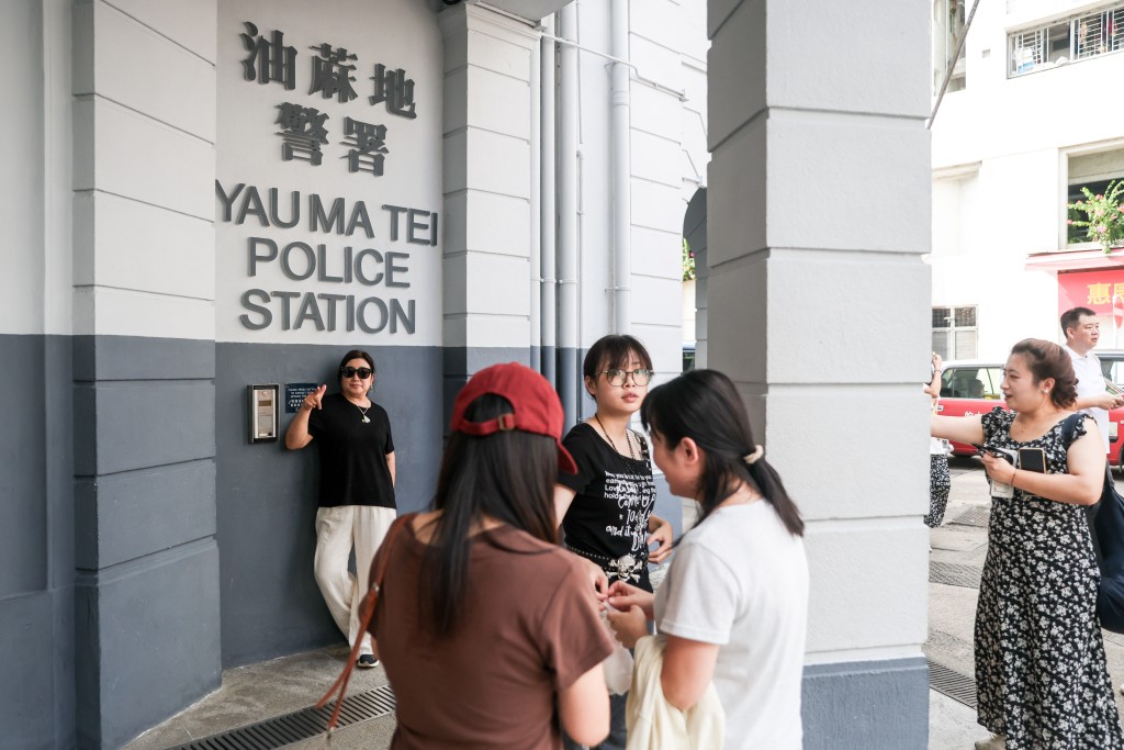 不少經典香港電影都曾在舊油麻地警署外面拍攝，令這個警署成為香港警匪片的標誌，很多旅客慕名而來。資料圖片