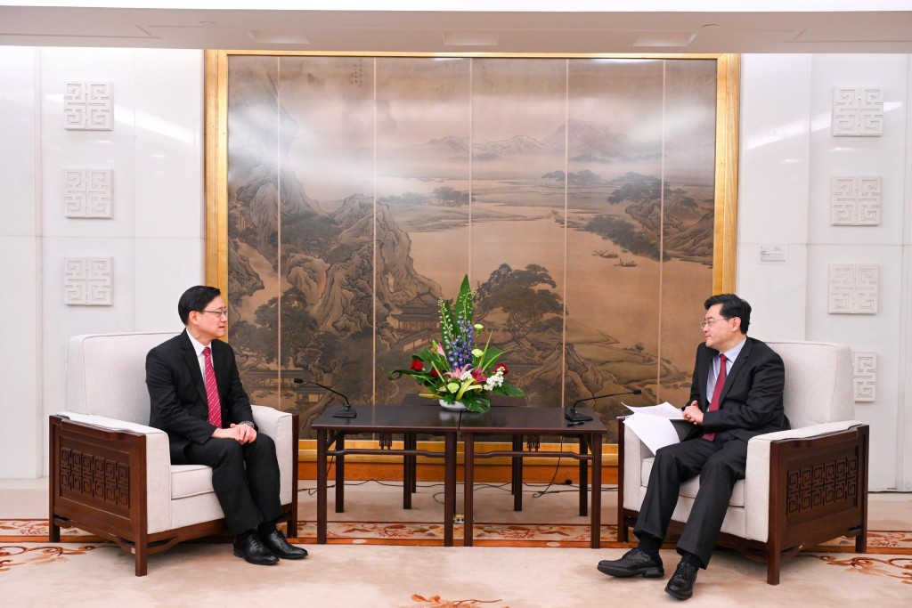 行政长官李家超（左）今日上午在北京与国务委员、外交部部长秦刚（右）会面。