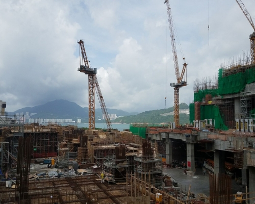 將軍澳日出康城地盤今早有天秤塌下。歐陽偉光攝