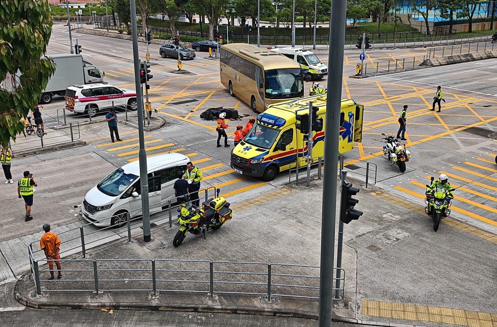 九龍灣發生嚴重車禍。fb：香港交通事故報料專區