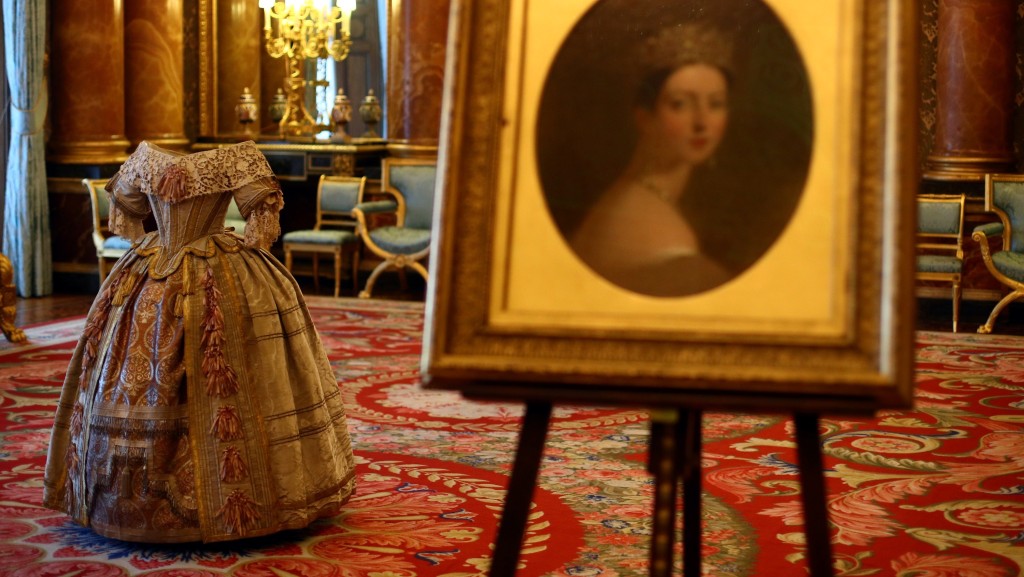 白金漢宮展示維多利亞女皇肖像和她曾經穿過的禮服。 路透社