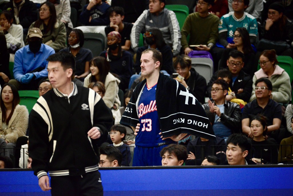 比賽期間球隊替補席。楊功煜攝