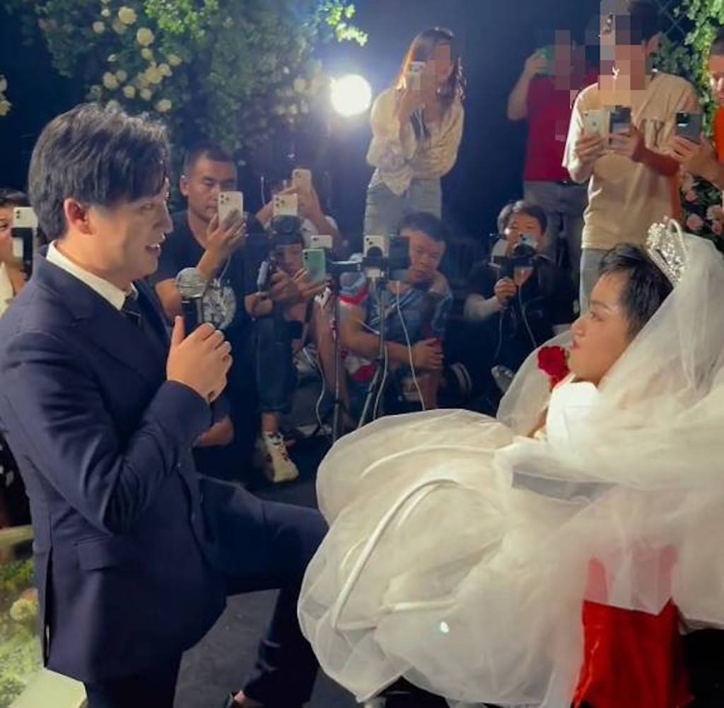 「玻璃娃娃」李喜梅与老公「大双」婚礼备受外界关注。微博