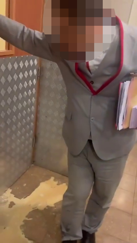 有一纸袋咖啡被打翻，外卖员指控其中一名保安“而家佢推跌晒我啲嘢”。香港突发事故报料区及讨论区FB
