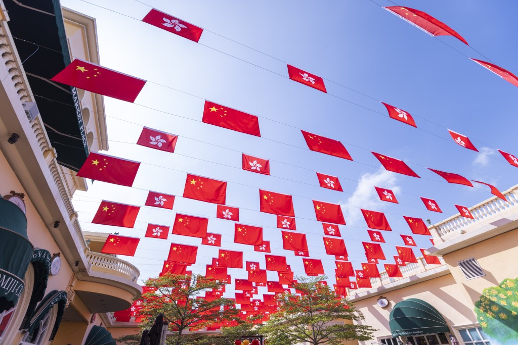 她指信和集團旗下數十個物業已懸掛多達數以千計的中國國旗及香港特區區旗與市民共慶這個重要時刻。