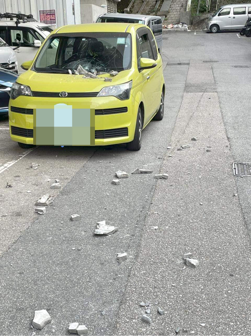 私家车被剥落的石屎击中。