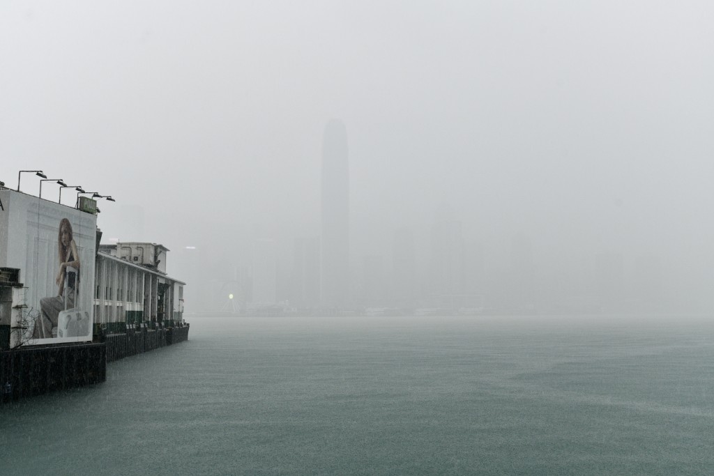 《星岛》记者到尖沙咀码头观察，风力有减弱之势，但雨势强度持续。卢江球摄