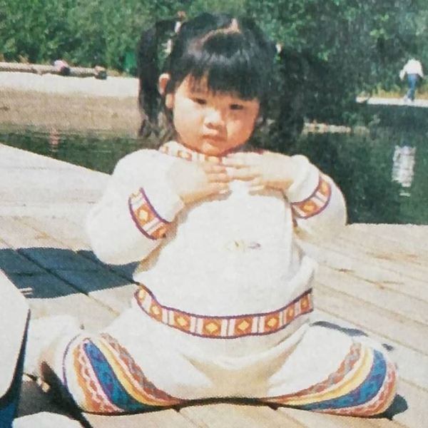 郑欣宜小时候已经有表演天份。