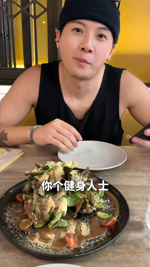 葉泓聲食沙律。 葉泓聲食沙律。