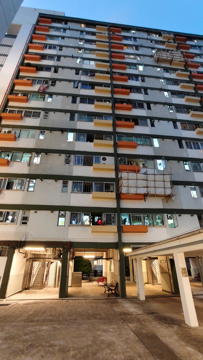 現場為荔景祖堯邨啟恆樓對開。