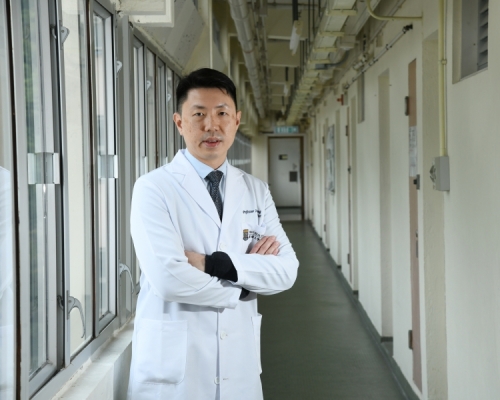港大內科學系傳染病科主任孔繁毅身兼多職,臨牀診症以外,亦要做研究、教學及收生。 何健勇攝