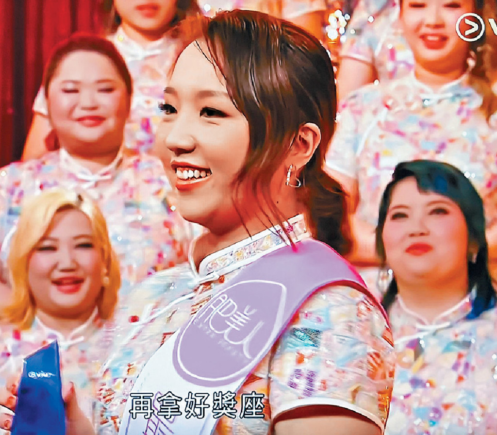 ■獲選為「最上鏡小姐」的Cherry，領獎時笑容燦爛。
