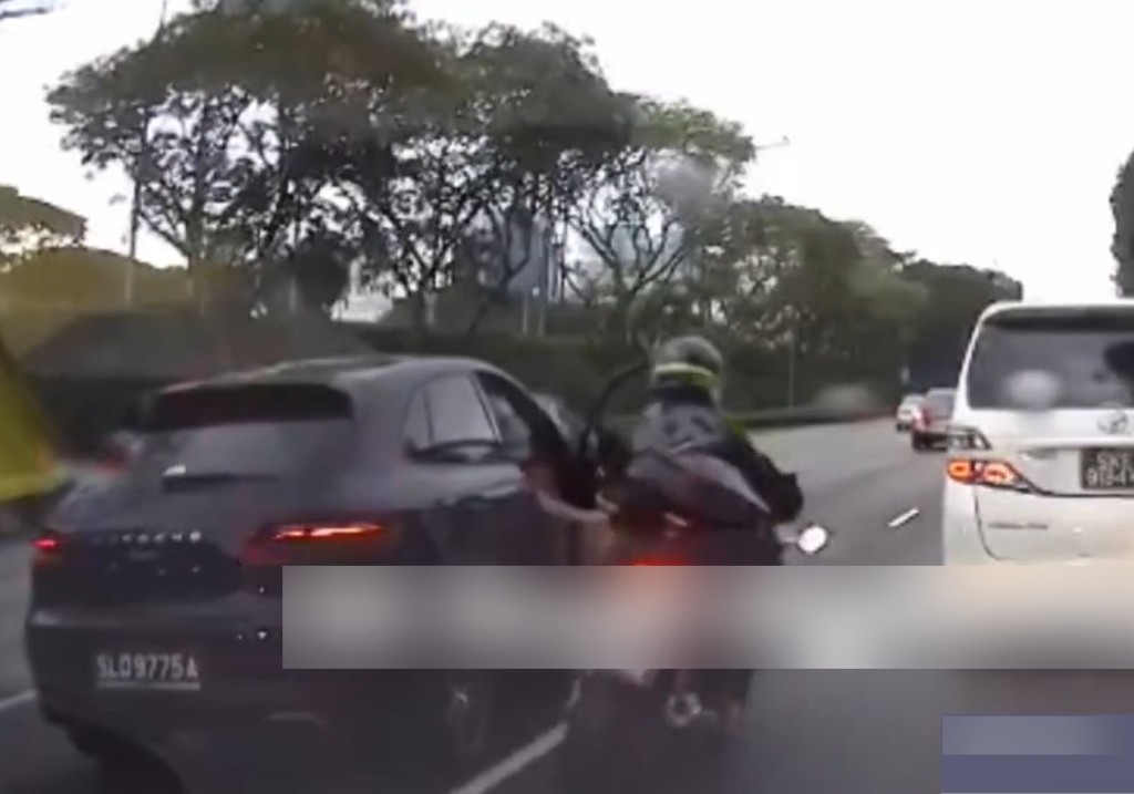 保时捷司机连环闯祸，撞倒两辆电单车。FB:SG Road Vigilante