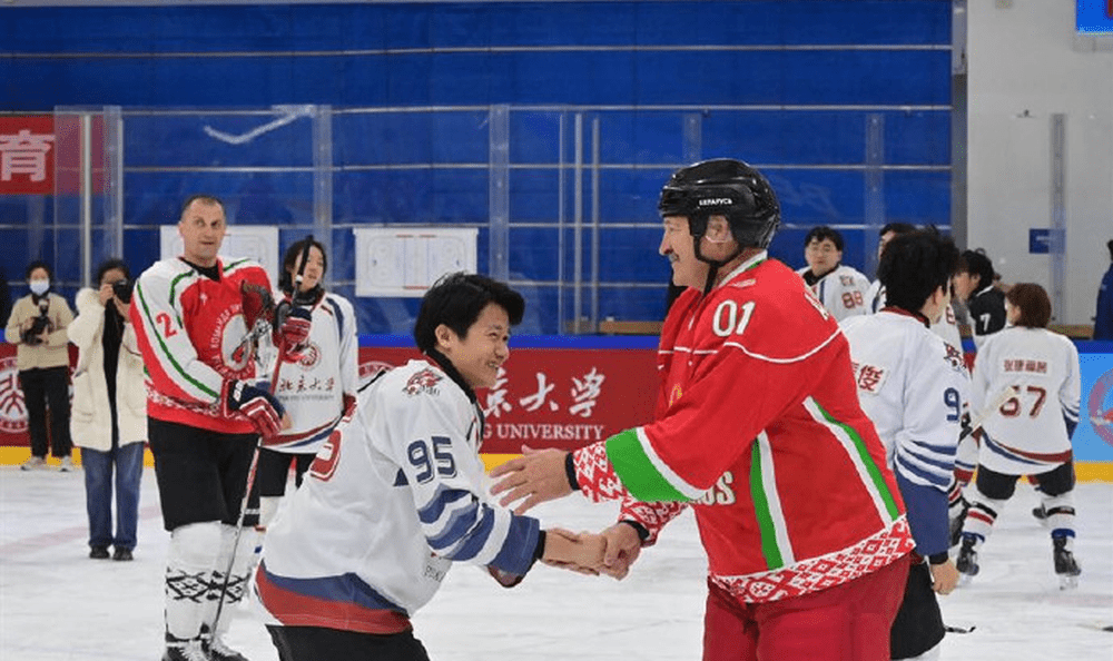 盧卡申科與北大冰球隊進行了一場友誼賽。