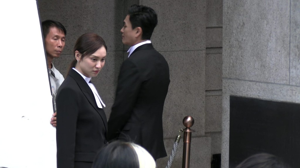 律師王丹妮登場。 律師王丹妮登場。